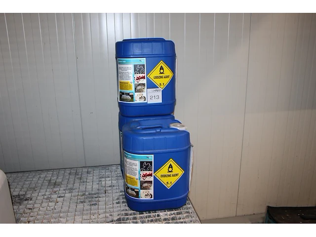 Twee flacons schimmel-reinigingsmiddel serum 1000. - afbeelding 1 van  2