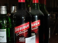 Twee flessen coubergh bessenlikeur. - afbeelding 2 van  2