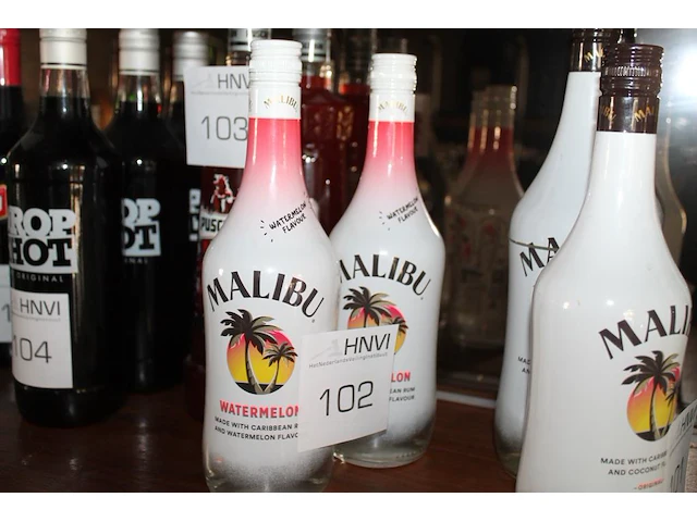 Twee flessen malibu watermelon. - afbeelding 1 van  2