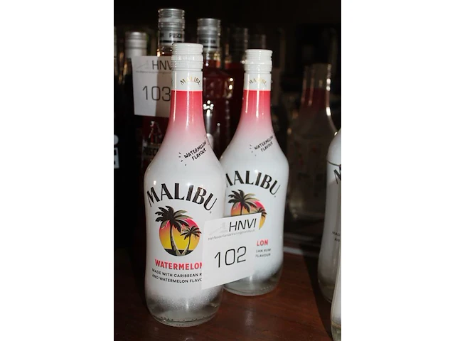 Twee flessen malibu watermelon. - afbeelding 2 van  2