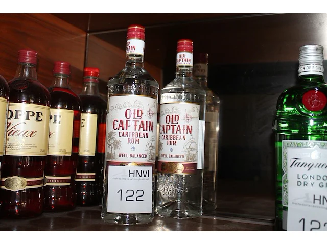 Twee flessen rum old captain. - afbeelding 1 van  2