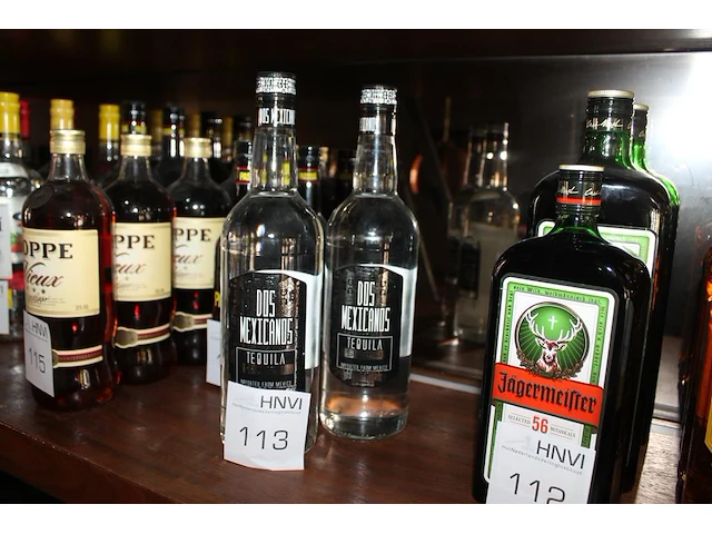 Twee flessen tequila dos mexicanos. - afbeelding 1 van  2