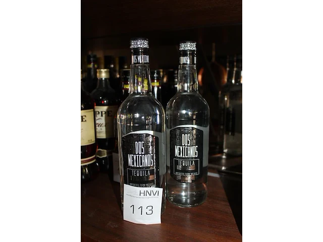 Twee flessen tequila dos mexicanos. - afbeelding 2 van  2