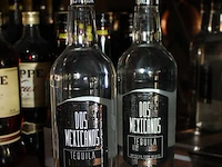 Twee flessen tequila dos mexicanos. - afbeelding 2 van  2