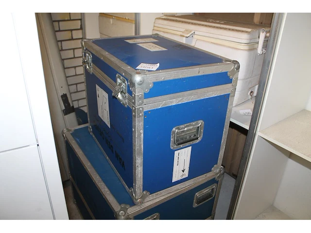 Twee flightcases in twee maten waaronder 80 cm x 60 cm x 65 cm - afbeelding 1 van  2