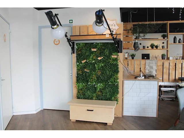 Twee flitslampen mettle 400 q met diffuser en wandbeugel let op exclusief meubel, groen en achterwanden - afbeelding 1 van  2