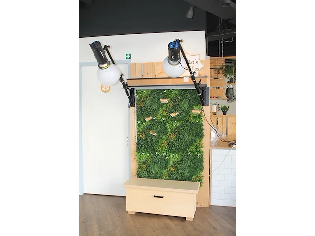 Twee flitslampen mettle 400 q met diffuser en wandbeugel. let op exclusief meubel, groen en achterwanden - afbeelding 2 van  11