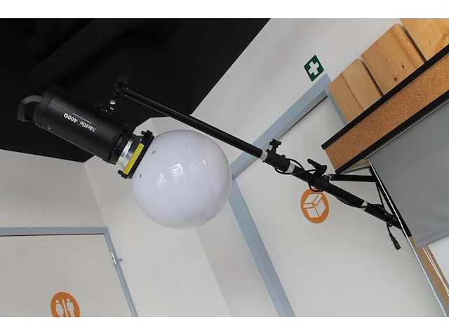 Twee flitslampen mettle 400 q met diffuser en wandbeugel. let op exclusief meubel, groen en achterwanden - afbeelding 4 van  11