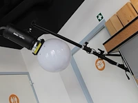 Twee flitslampen mettle 400 q met diffuser en wandbeugel. let op exclusief meubel, groen en achterwanden - afbeelding 4 van  11