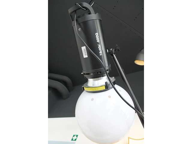 Twee flitslampen mettle 400 q met diffuser en wandbeugel. let op exclusief meubel, groen en achterwanden - afbeelding 5 van  11