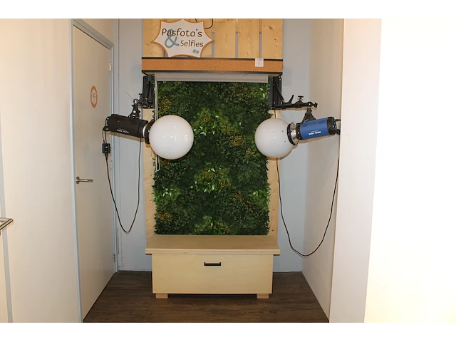 Twee flitslampen mettle 400 q met twee wandbeuglels . exlusief achterwand en groen - afbeelding 2 van  4