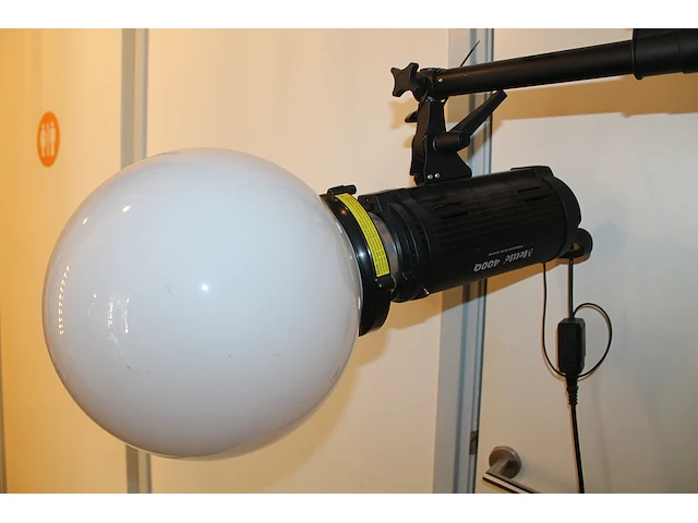 Twee flitslampen mettle 400 q met twee wandbeuglels . exlusief achterwand en groen - afbeelding 4 van  4