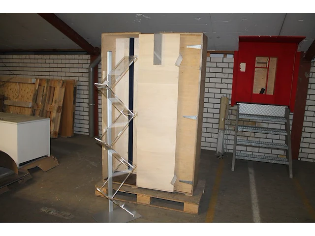 Twee folderstandaards in transportkist. hoogte 160 cm - afbeelding 1 van  2