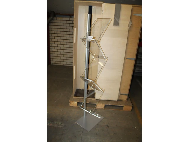 Twee folderstandaards in transportkist. hoogte 160 cm - afbeelding 2 van  2