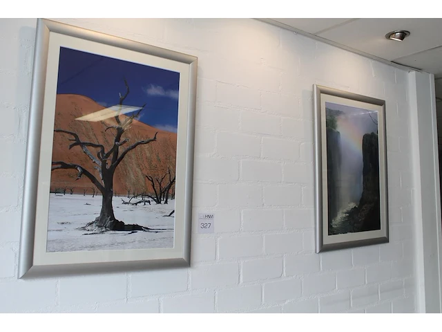 Twee foto's in wissellijsten 55 x 73 cm met passe-partout. - afbeelding 1 van  1