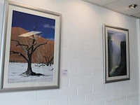 Twee foto's in wissellijsten 55 x 73 cm met passe-partout. - afbeelding 1 van  1