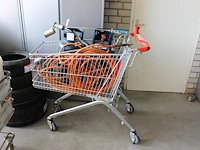 Twee gasflessen met slangen en gasbranders. - afbeelding 1 van  3