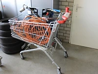 Twee gasflessen met slangen en gasbranders. - afbeelding 2 van  3