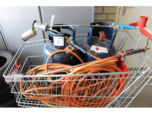 Twee gasflessen met slangen en gasbranders. - afbeelding 3 van  3