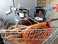 Twee gasflessen met slangen en gasbranders. - afbeelding 3 van  3