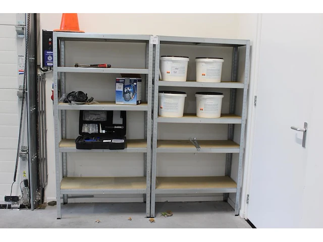 Twee gegalvaniseerde stellingen met afmeting 90 x 40 x 180 cm. let op: exclusief inhoud. - afbeelding 1 van  2
