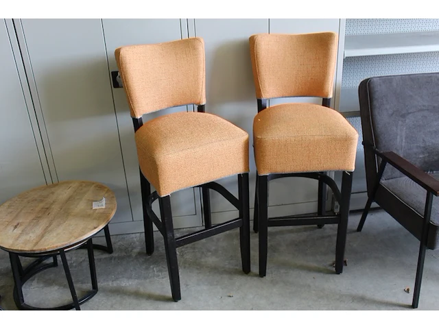 Twee gestoffeerde krukken met houten poten. - afbeelding 1 van  2