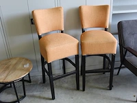 Twee gestoffeerde krukken met houten poten. - afbeelding 1 van  2