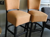 Twee gestoffeerde krukken met houten poten. - afbeelding 2 van  2