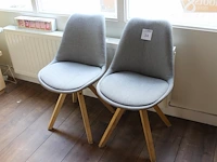 Twee gestoffeerde kuipstoelen. - afbeelding 1 van  2