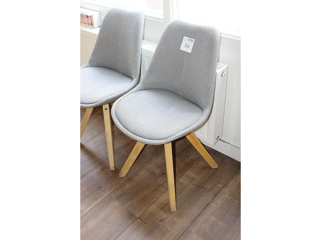Twee gestoffeerde kuipstoelen. - afbeelding 2 van  2