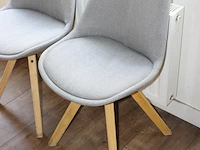 Twee gestoffeerde kuipstoelen. - afbeelding 2 van  2