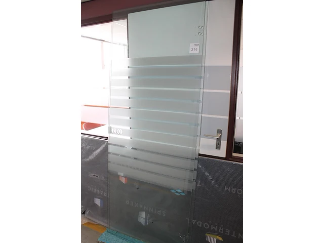 Twee glazen deuren. afmeting 82 x 89 cm. - afbeelding 2 van  2
