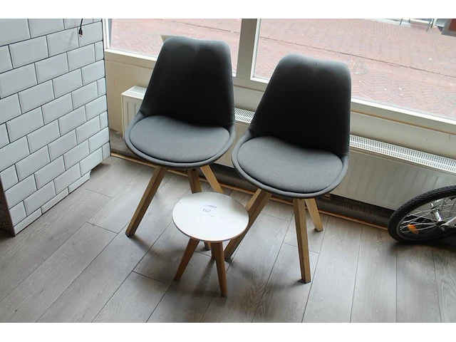 Twee grijs gestoffeerde eetstoelen 48 x 56 x 90 cm en een bijzettafeltje. - afbeelding 1 van  1