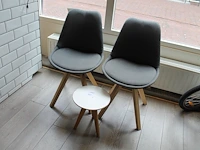 Twee grijs gestoffeerde eetstoelen 48 x 56 x 90 cm en een bijzettafeltje. - afbeelding 1 van  1