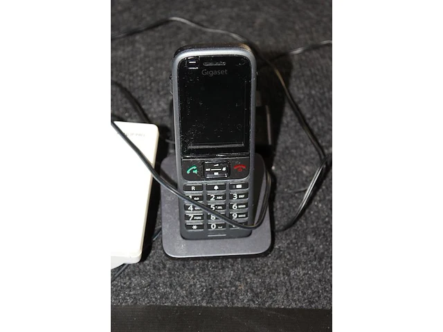 Twee handheldtelefoons gigaset met ontvanger. - afbeelding 2 van  2