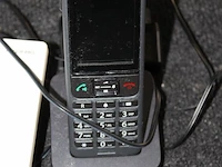Twee handheldtelefoons gigaset met ontvanger. - afbeelding 2 van  2