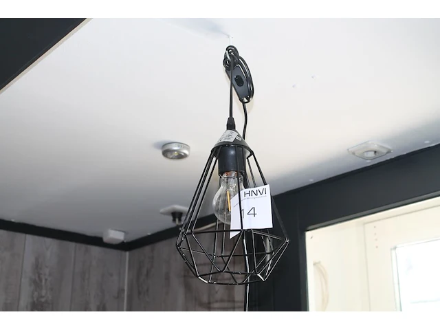 Twee hanglampen met doorsnede 18 cm. - afbeelding 1 van  2