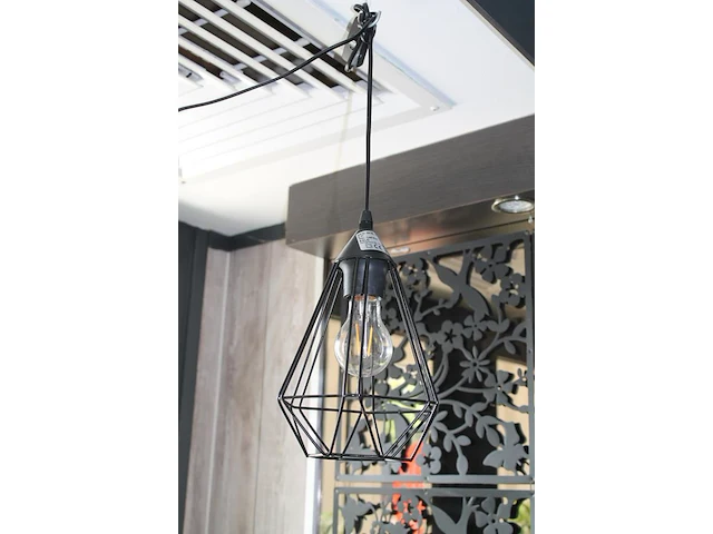 Twee hanglampen met doorsnede 18 cm. - afbeelding 2 van  2