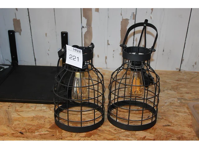 Twee hanglampen met doorsnede 20 cm. - afbeelding 1 van  2