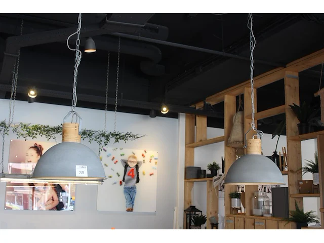Twee hanglampen met doorsnede 48 cm. let op! lampen hangen aan het plafond en dienen door uzelf verwijderd ... - afbeelding 1 van  2