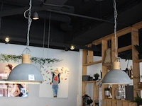 Twee hanglampen met doorsnede 48 cm. let op! lampen hangen aan het plafond en dienen door uzelf verwijderd ... - afbeelding 1 van  2