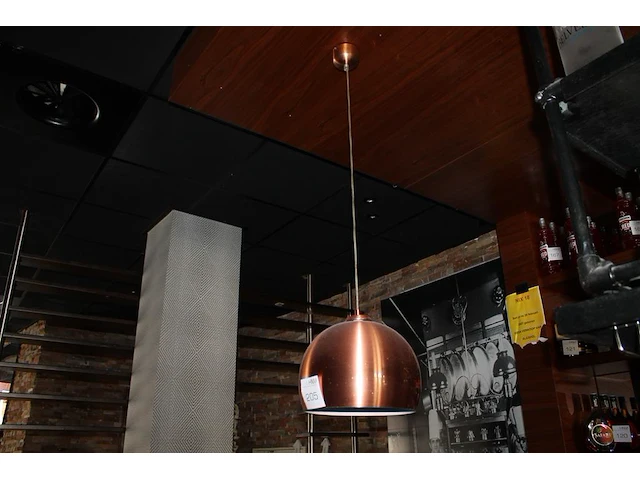 Twee hanglampen met koperkleurige kap met doorsnede 30 cm. - afbeelding 1 van  3