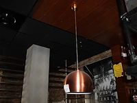 Twee hanglampen met koperkleurige kap met doorsnede 30 cm. - afbeelding 1 van  3