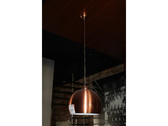 Twee hanglampen met koperkleurige kap met doorsnede 30 cm. - afbeelding 2 van  3