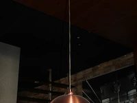 Twee hanglampen met koperkleurige kap met doorsnede 30 cm. - afbeelding 2 van  3