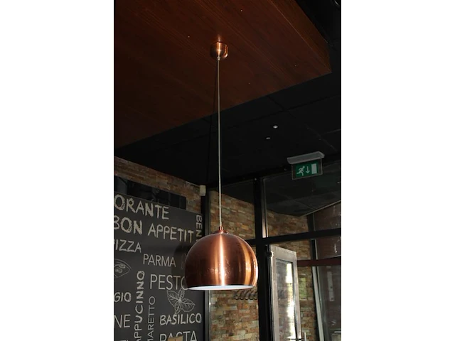 Twee hanglampen met koperkleurige kap met doorsnede 30 cm. - afbeelding 3 van  3