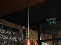 Twee hanglampen met koperkleurige kap met doorsnede 30 cm. - afbeelding 3 van  3