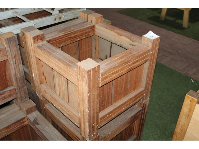 Twee hardhouten bloembakken. afmeting 60 x 60 50 cm. - afbeelding 1 van  2