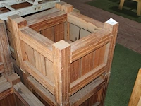Twee hardhouten bloembakken. afmeting 60 x 60 50 cm. - afbeelding 1 van  2
