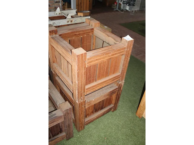 Twee hardhouten bloembakken. afmeting 60 x 60 50 cm. - afbeelding 2 van  2
